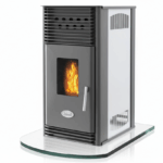 Peć na pelet u modernom dizajnu sa plamenom.